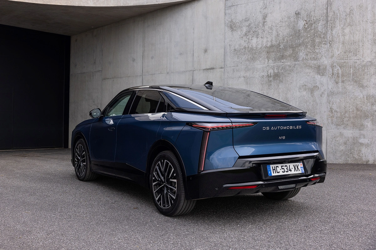 DS N°8 73kWh 230 KM