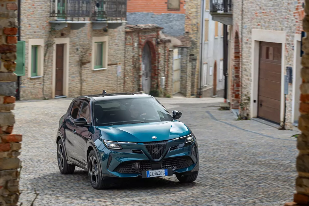 Alfa Romeo Junior Q4 1.2 MHEV 145 KM