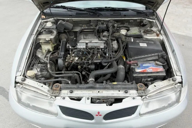 Mitsubishi Carisma sprzed modernizacji z 1999 roku