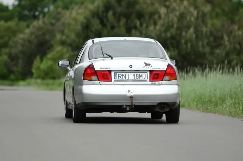 Mitsubishi Carisma sprzed modernizacji z 1999 roku