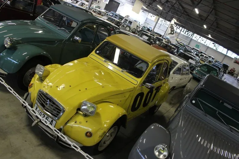 Citroen 2CV znany z filmu o Jamesie Bondzie - Tylko dla Twoich oczu