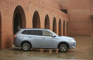 Mitsubishi Outlander PHEV. Świetna sprzedaż! — zdjęcie 8