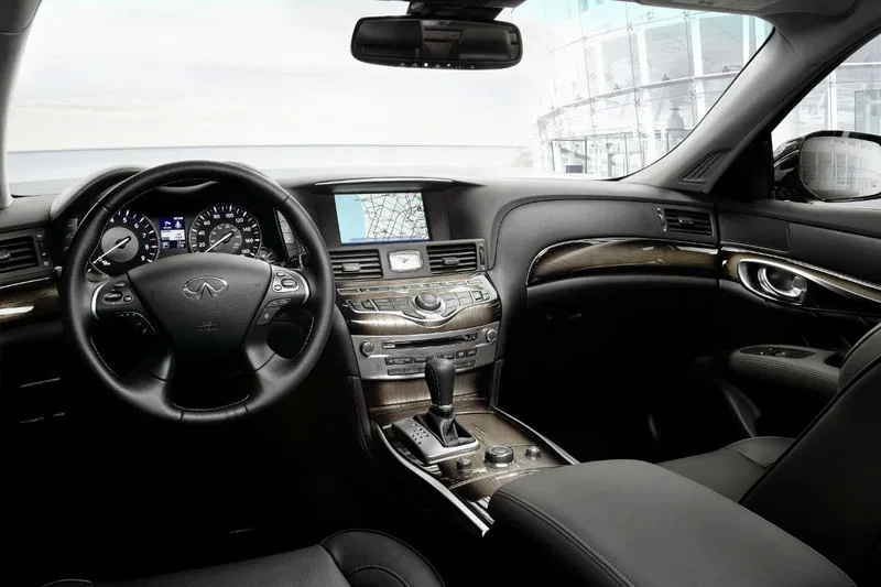 Infiniti Q70 L