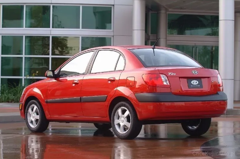 Druga generacja modelu Rio dostępna była jako pięciodrzwiowy hatchback lub czterodrzwiowy sedan