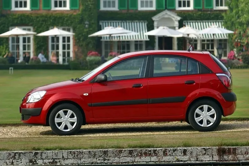 Druga generacja modelu Rio dostępna była jako pięciodrzwiowy hatchback lub czterodrzwiowy sedan