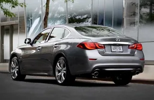 Oto Infiniti Q70 po liftingu — zdjęcie 2