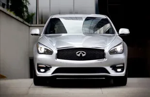 Oto Infiniti Q70 po liftingu — zdjęcie 3