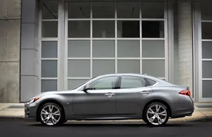 Oto Infiniti Q70 po liftingu — zdjęcie 4