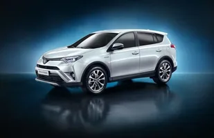 Toyota RAV4 już po liftingu. Także jako hybryda — zdjęcie 2