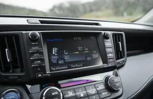 Toyota RAV4 już po liftingu. Także jako hybryda — zdjęcie 5