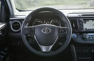 Toyota RAV4 już po liftingu. Także jako hybryda — zdjęcie 6