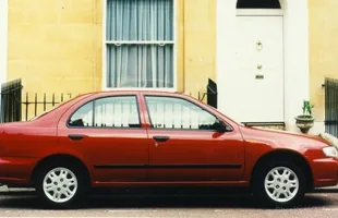 Nissan Almera I -  tylko ta rdza... — zdjęcie 3