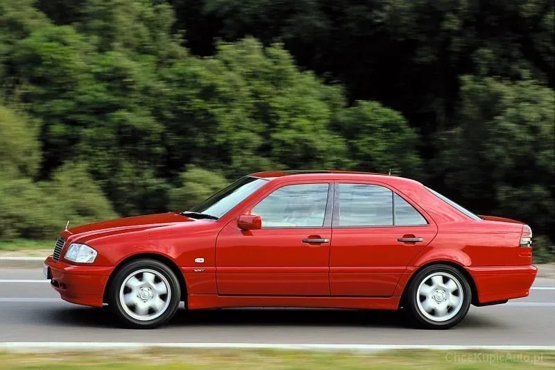 Styliści Mercedesa starali się nawiązać do produkowanej w momencie debiutu auta klasy E typoszeregu W124