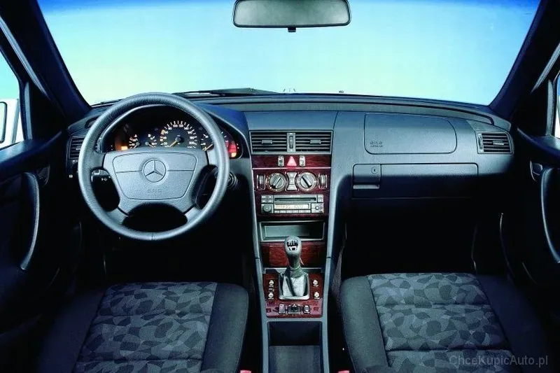 Wnętrza Mercedesów nie każdemu się spodobają - priorytetami są tu prostota i funkcjonalność