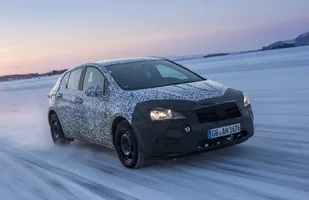 Nowy Opel Astra w kamuflażu — zdjęcie 1