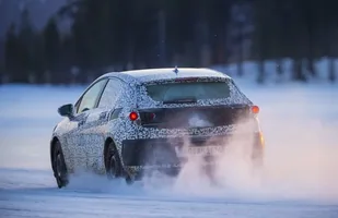 Nowy Opel Astra w kamuflażu — zdjęcie 2