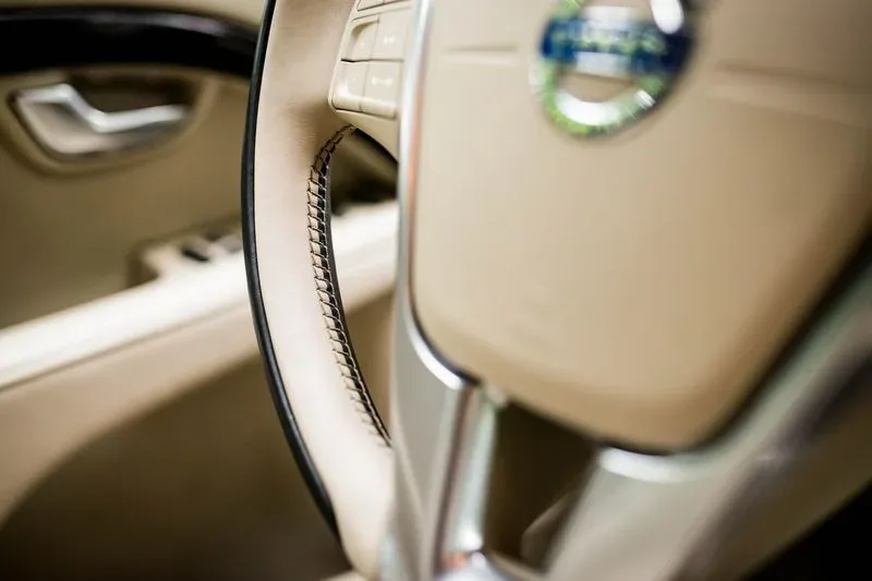 Volvo S80 - piękne szwy na skórze