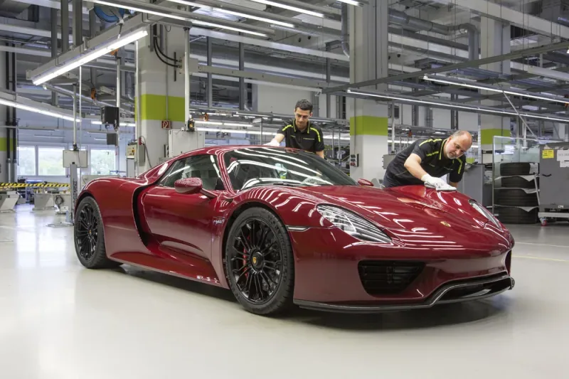 Końcowa kontrola ostatniego egzemplarza Porsche 918 Spyder w manufakturze w Zuffenhausen