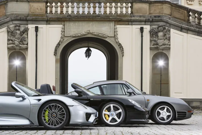Trzy pokolenia supersportowych modeli Porsche: 918 Spyder, Carrera GT oraz 959 (od lewej)