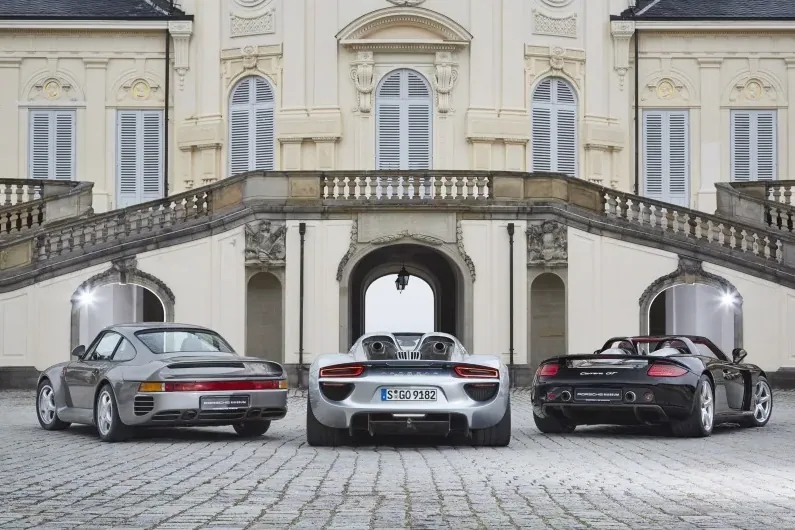 Trzy pokolenia supersportowych modeli Porsche: 959, 918 Spyder oraz Carrera GT (od lewej)