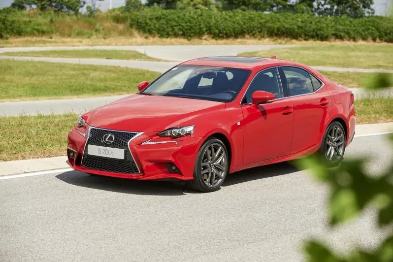 Lexus is200t