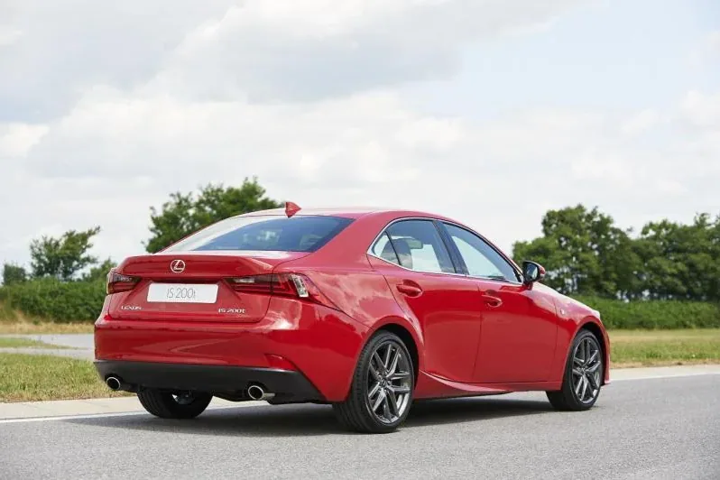 Lexus is200t