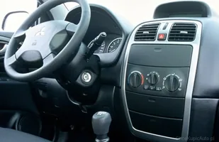 Mitsubishi Space Star -mały  japończyk z dużym wnętrzem — zdjęcie 4