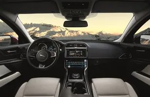 Jaguar XE z napędem AWD — zdjęcie 2