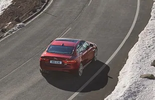 Jaguar XE z napędem AWD — zdjęcie 9