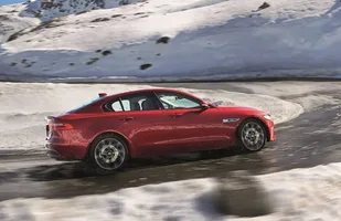 Jaguar XE z napędem AWD — zdjęcie 11