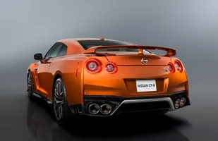 Nissan GT-R model roku 2017 — zdjęcie 10