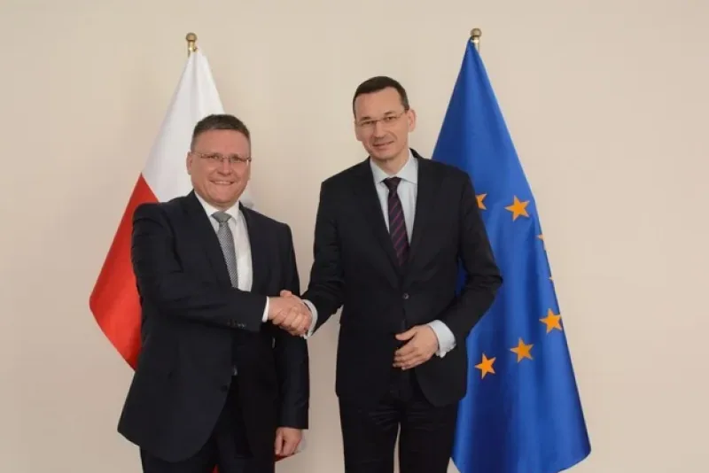 Frank Deiß, szef działu produkcji układów napędowych Mercedes-Benz Cars i kierownik fabryki Mercedes-Benz w Untertürkheim, rozmawia z Mateuszem Morawieckim, ministrem rozwoju i wiceprezesem Rady Ministrów RP.