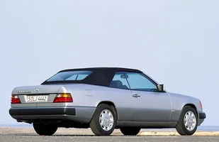 Mercedes klasy E Cabrio ma 25 lat — zdjęcie 5