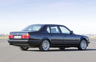 BMW 750 (E32)