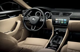 Skoda Superb z lepszym wyposażeniem — zdjęcie 2