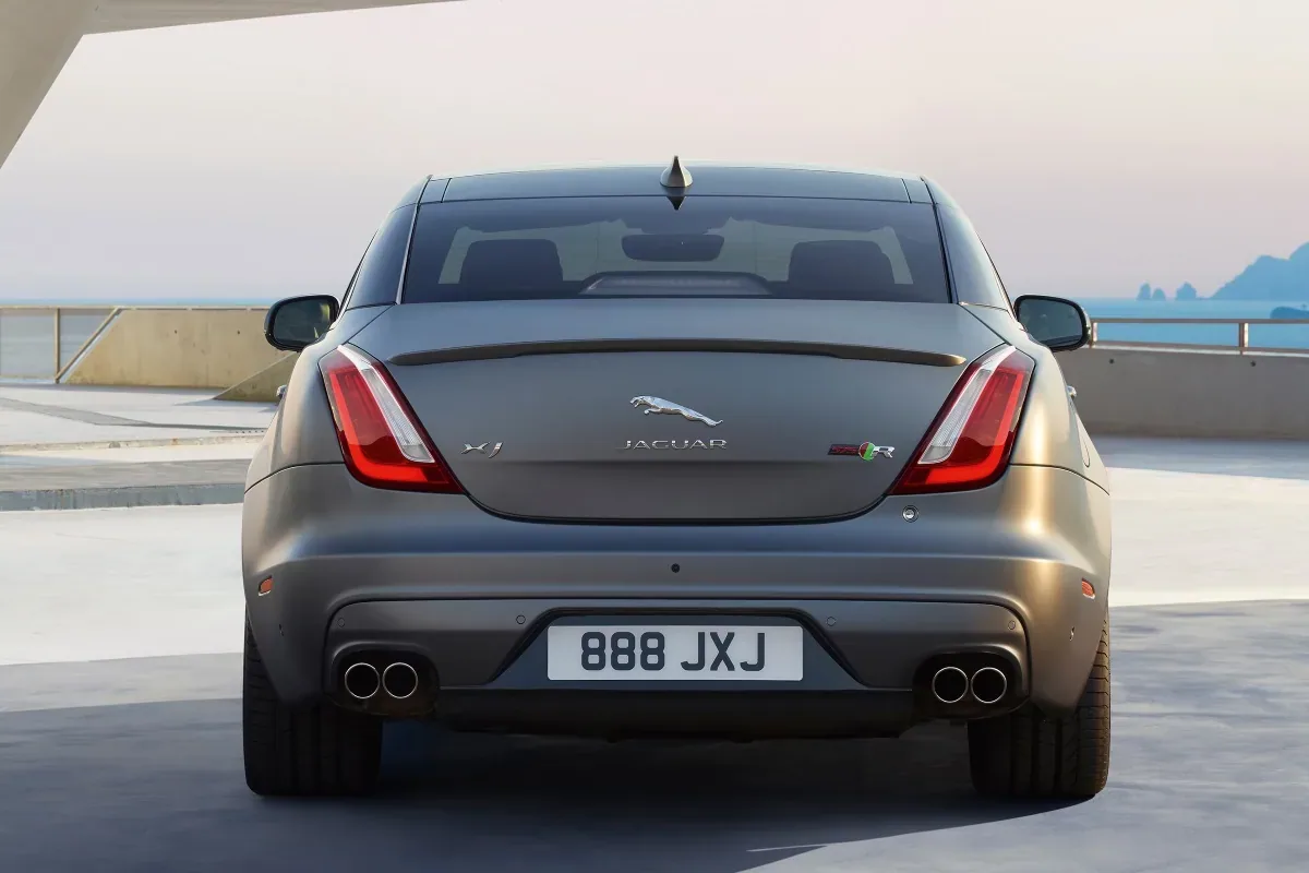 Jaguar XJR575
