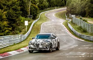 Alfa Romeo Stelvio Quadrifoglio z rekordem Nurburgringu — zdjęcie 3
