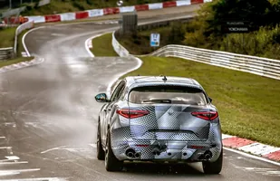 Alfa Romeo Stelvio Quadrifoglio z rekordem Nurburgringu — zdjęcie 4