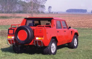 Znamy datę premiery Urusa. Lamborghini przypomina o LM002 — zdjęcie 4