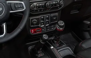 Jeep Wrangler. Zdjęcia wnętrza — zdjęcie 6