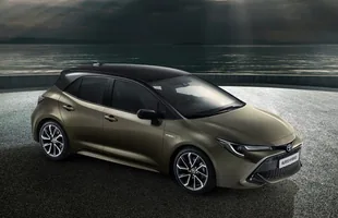 Toyota Auris numer trzy — zdjęcie 2