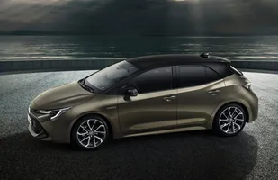 Toyota Auris numer trzy — zdjęcie 3