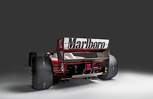 Bolid Ayrtona Senny pod młotek