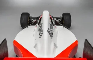 Bolid Ayrtona Senny pod młotek — zdjęcie 9