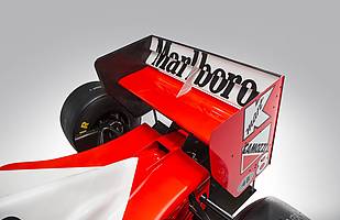 Bolid Ayrtona Senny pod młotek