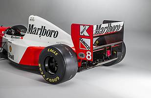 Bolid Ayrtona Senny pod młotek