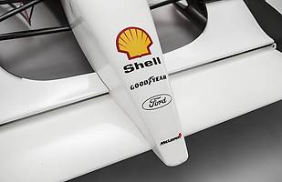 Bolid Ayrtona Senny pod młotek