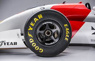 Bolid Ayrtona Senny pod młotek