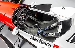 Bolid Ayrtona Senny pod młotek