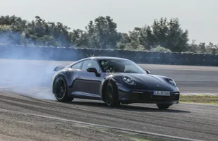 Nowe Porsche 911 niemal w pełnej krasie — zdjęcie 8